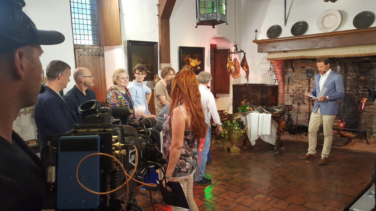 Opnames Geschiedenis quiz in de ridderzaal met crew en presentator