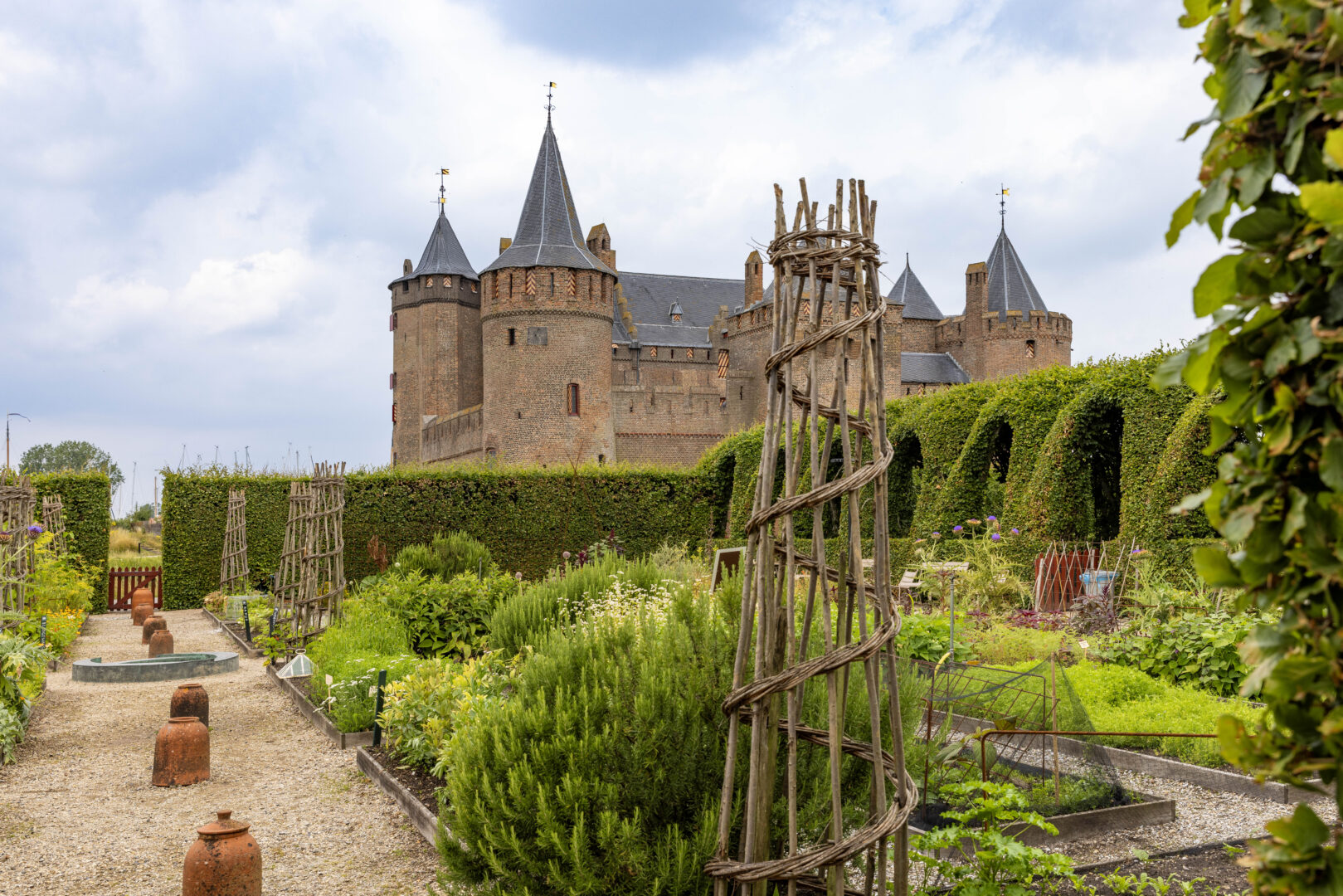 De tuin van het Muiderslot. Op de achtergrond is het kasteel te zien.