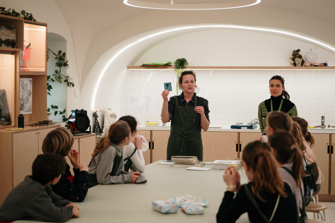 kunstdocent zichtbaar tijdens atelierles