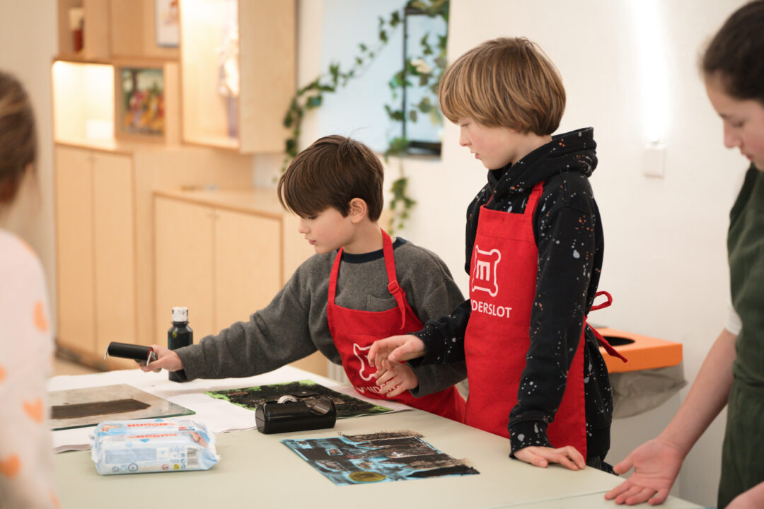 jongens in atelier tijdens atelierlessen en kunstclub