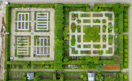 De tuinen van het Muiderslot van boven af bekeken.