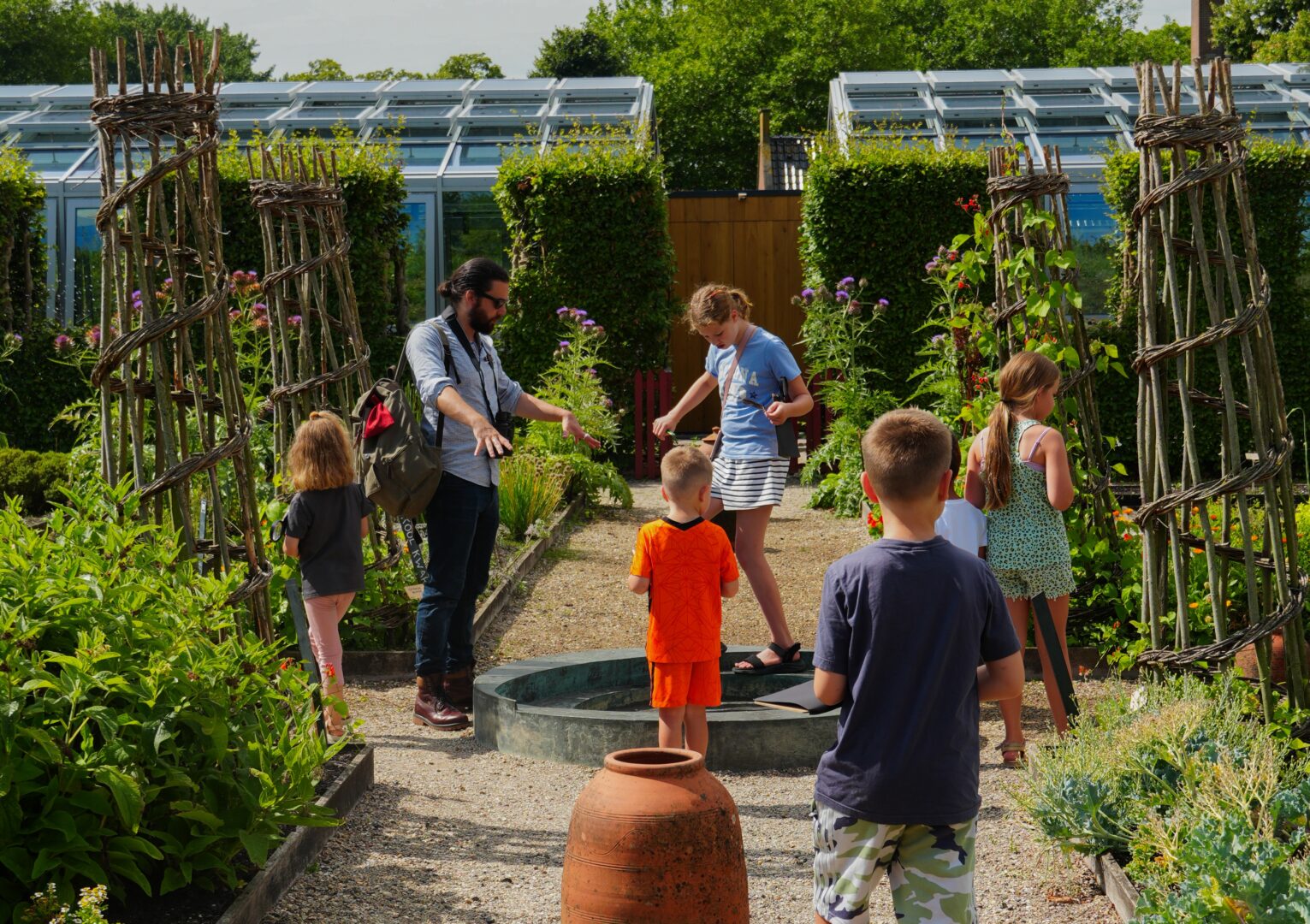 Kinderen in de groentetuin van het Muiderslot.
