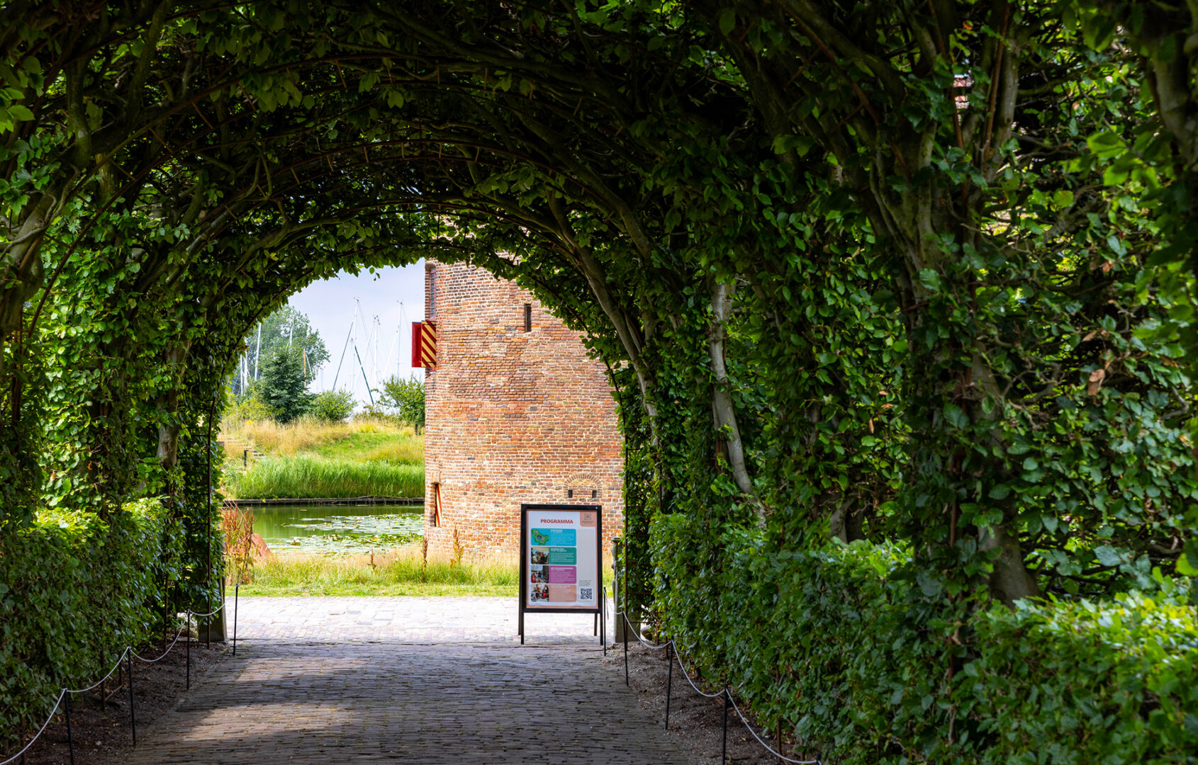 Doorkijkje door de berceau richting het kasteel.