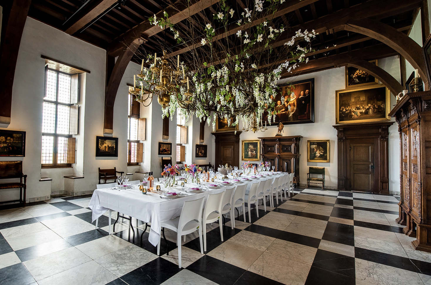 De Ridderzaal met een feestelijk gedekte tafel voor een diner.