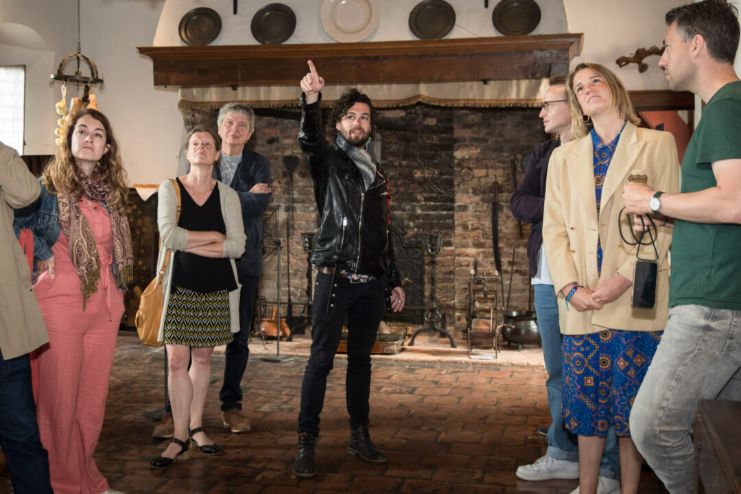 Siebren Houwer, kasteelkok van het Muiderslot, leidt een groep mensen rond tijdens een tasting.