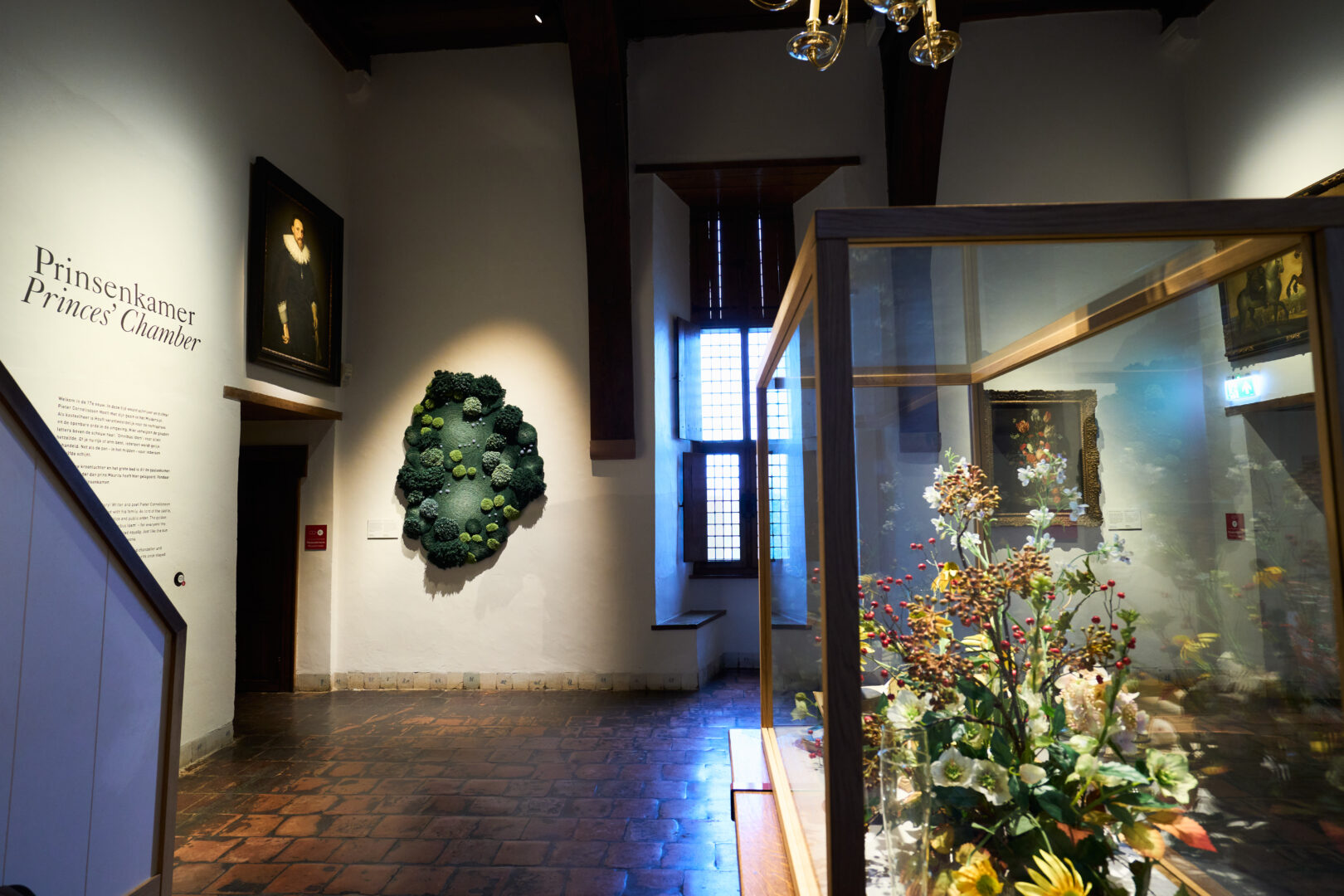 Tentoostelling Soft! in de Prinsenkamer. Aan de muur hangt een kunstwerk dat lijkt op een bloemkool of broccoli, gemaakt van groen textiel.