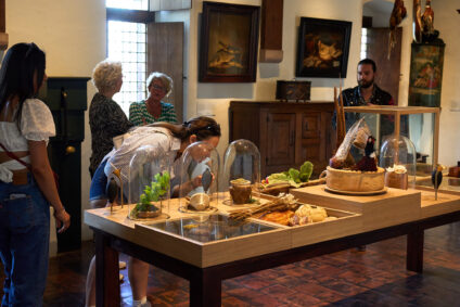 Siebren Houwer, kasteelkok van het Muiderslot, leidt een groep mensen rond tijdens een tasting.