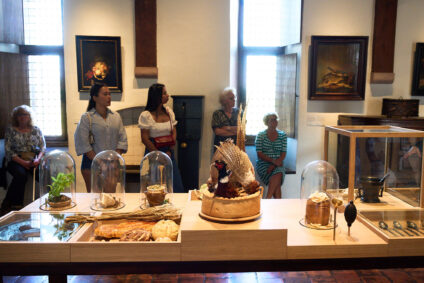 Siebren Houwer, kasteelkok van het Muiderslot, leidt een groep mensen rond tijdens een tasting.