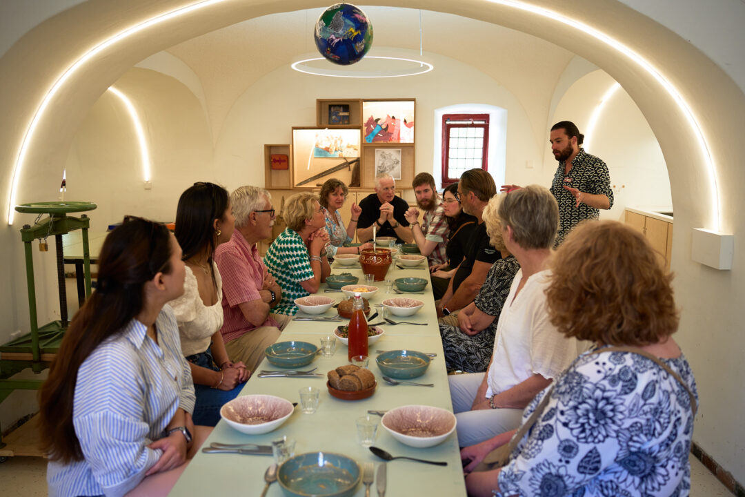 Siebren Houwer, kasteelkok van het Muiderslot, begeleidt een groep mensen tijdens een tasting.