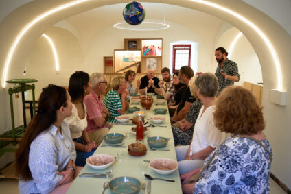 Siebren Houwer, kasteelkok van het Muiderslot, begeleidt een groep mensen tijdens een tasting.