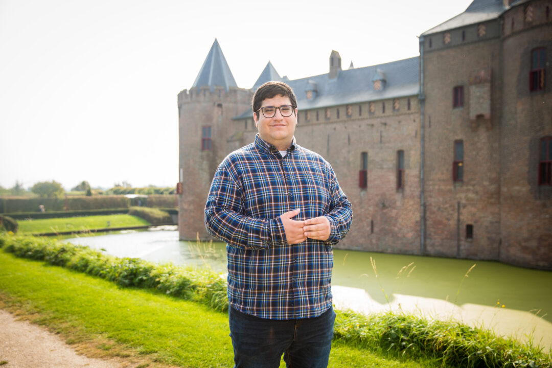 Portret van dichter Hizir Cengiz voor het kasteel als writer in residence.