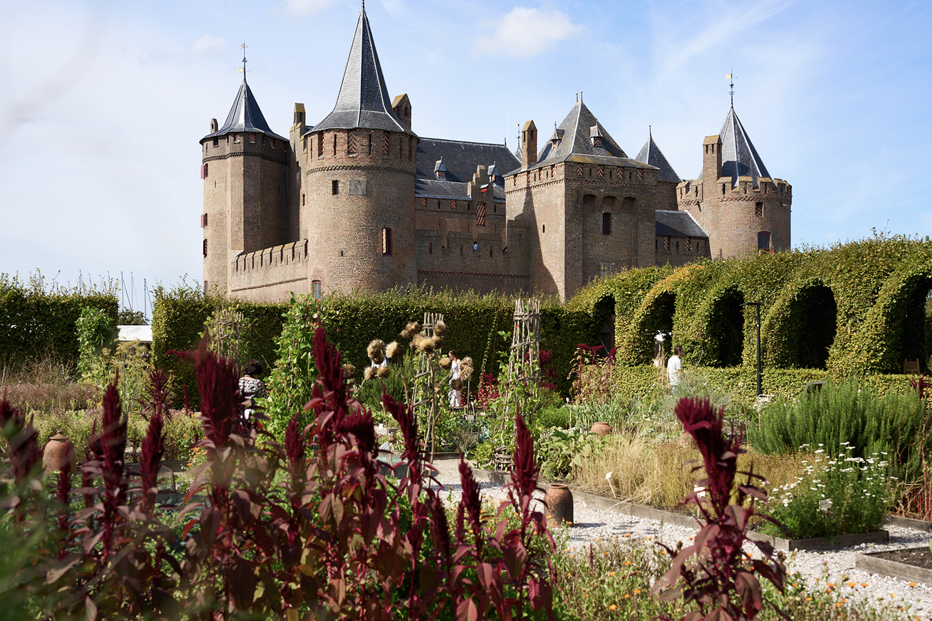 Kasteel gezien vanuit de tuinen in de nazomer.