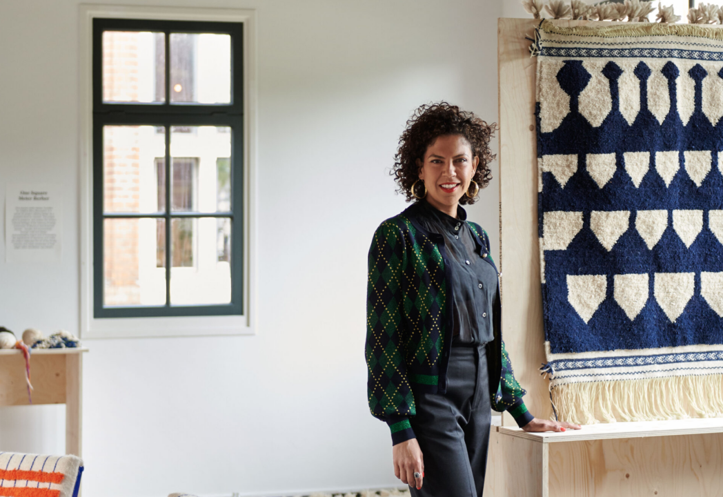 ontwerper en meubelmaker Mina Abouzahra staat naast haar werk.