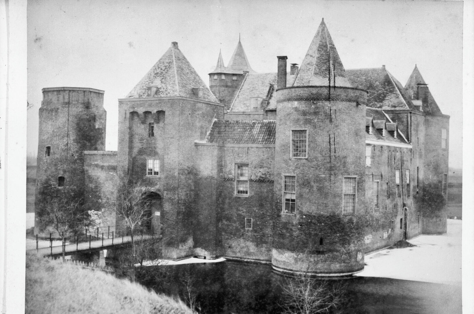 Foto uit 1886 met een vervallen Muiderslot in zwart wit.