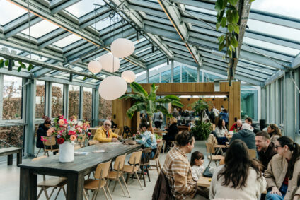 Het is herfst. Mensen zitten koffie te drinken in het museumcafé de Tuinkamer.
