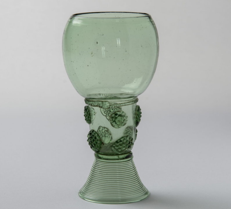 17de eeuw groen drinkglas met dikke noppen op de steel van het glas.
