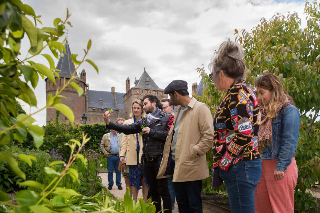Siebren Houwer, kasteelkok van het Muiderslot, laat een bloem zien tijdens een tasting.
