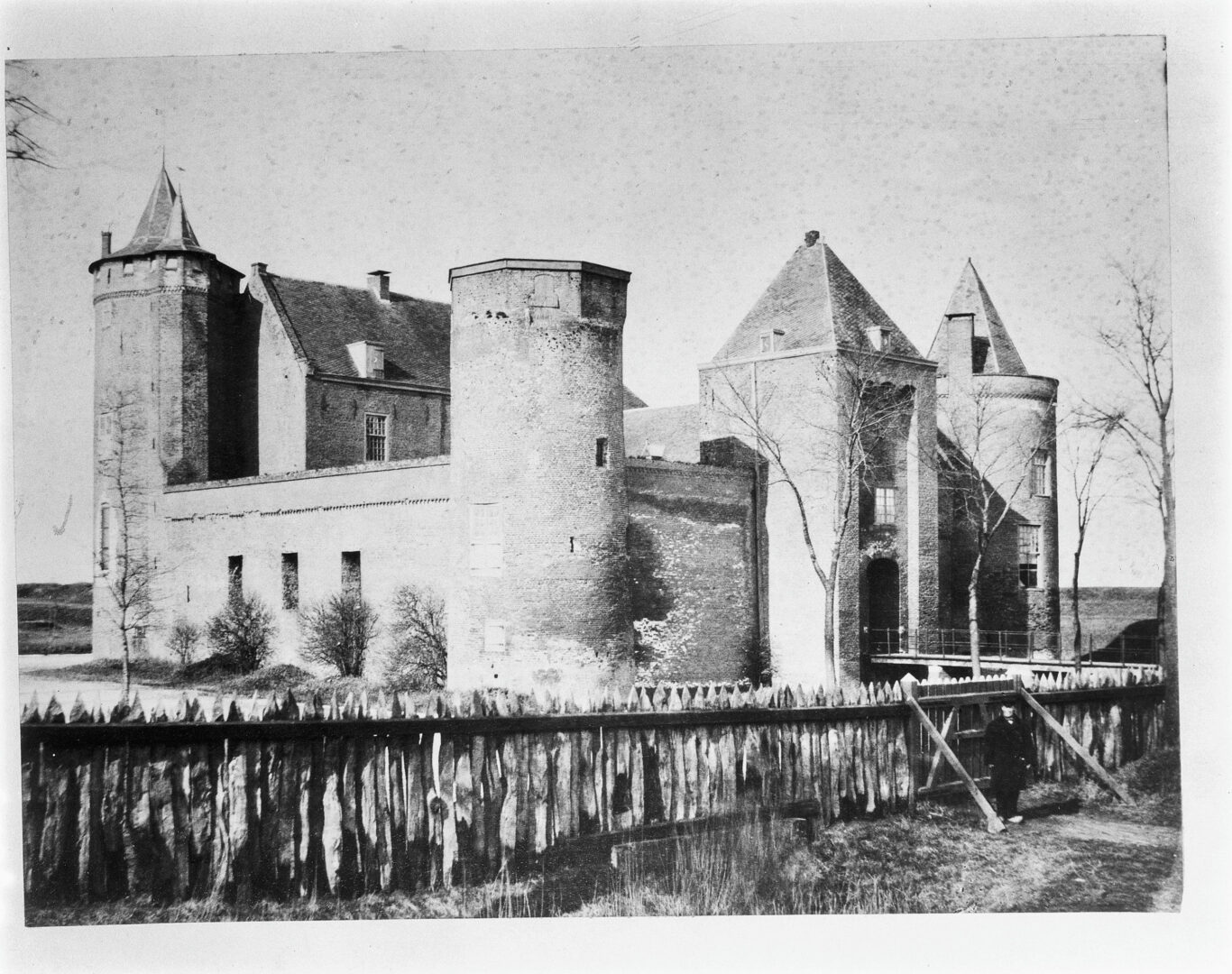 Historische foto van het deels vervallen Muiderslot in 1952