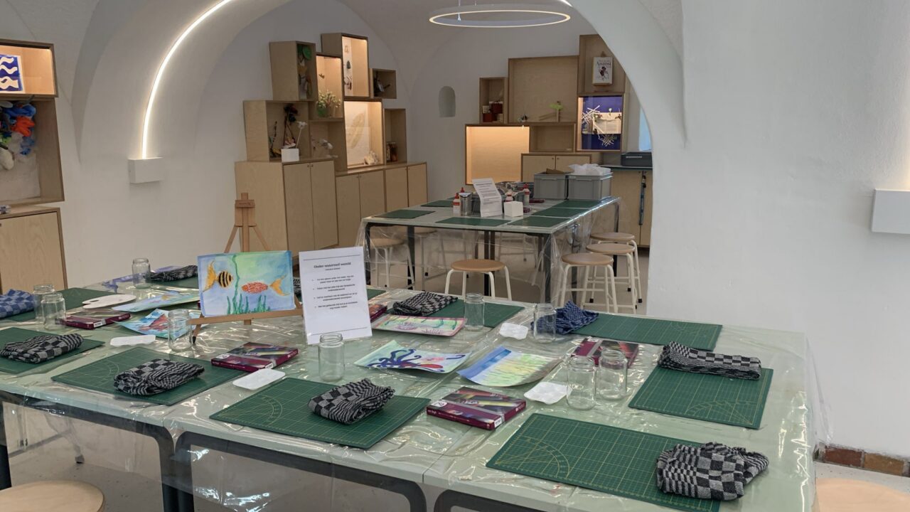 Het kasteelatelier is een creatieve workshopruimte in het Muiderslot, waar bezoekers kunnen schilderen en knutselen. De ruimte is ingericht met tafels, schildersezels en knutselmateriaal.