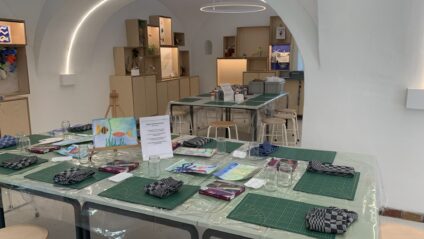 Het kasteelatelier is een creatieve workshopruimte in het Muiderslot, waar bezoekers kunnen schilderen en knutselen. De ruimte is ingericht met tafels, schildersezels en knutselmateriaal.