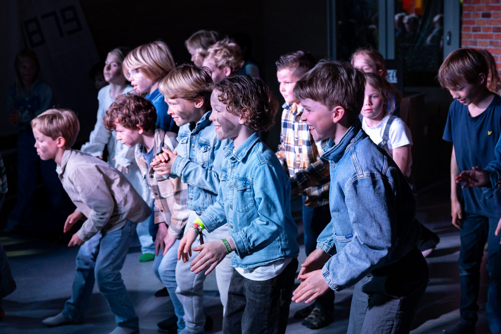 Een groep basisschool leerlingen spelen in een toneelstuk.