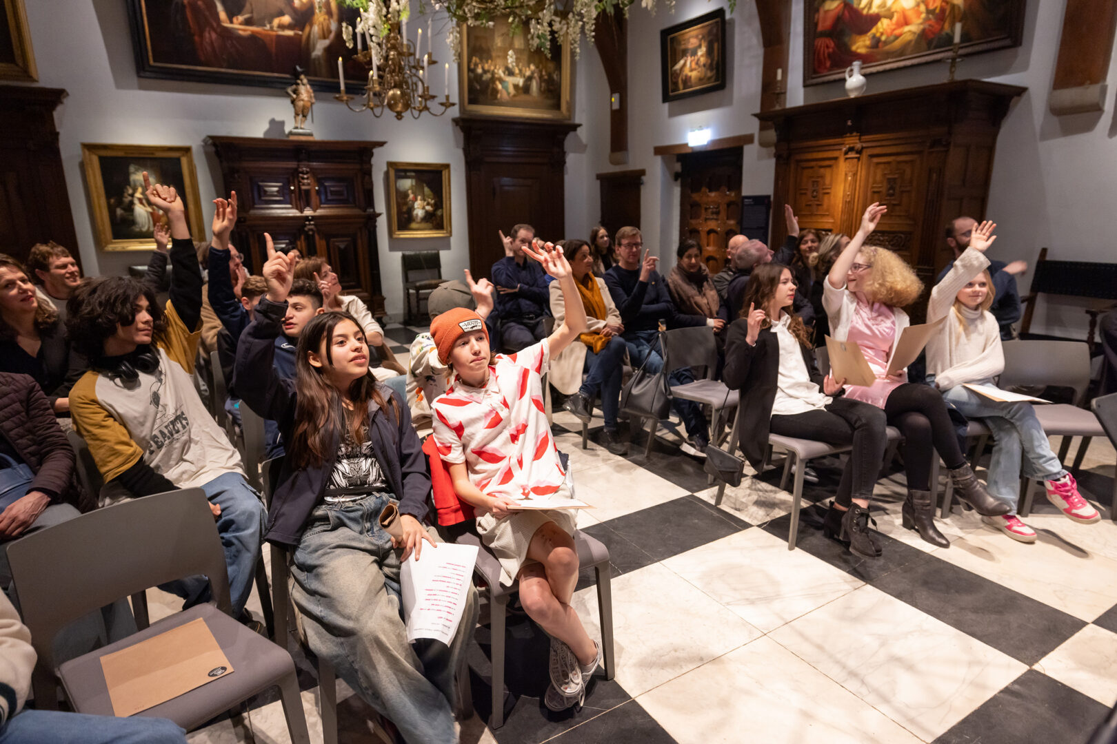 Finale van poëzie programma Kasteeljuweel met kinderen in de Ridderdzaal.