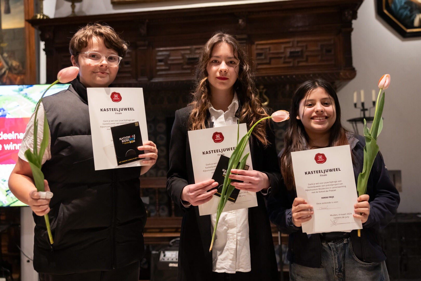 Drie jonge deelnemers aan het programma Kasteeljuweel met certificaat en bloem bij de finale.