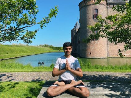 kasteel yogi zit in stilte voor het kasteel