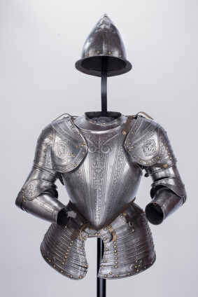 Een pronkharnas bestaande uit verschillende onderdelen.