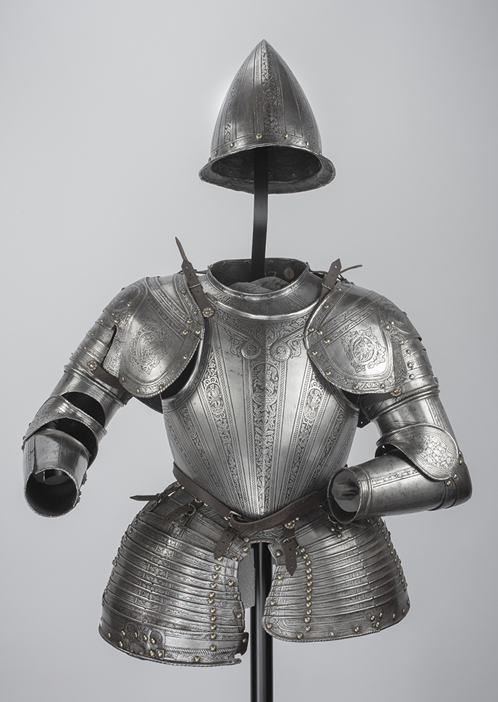 Een pronkharnas, kunstig versierd met helm, schouder en armstukken.