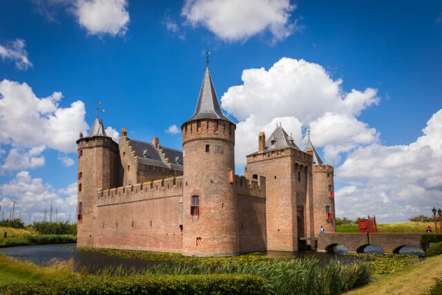 Muiderslot met blauwe lucht en witte wolken in juni.
