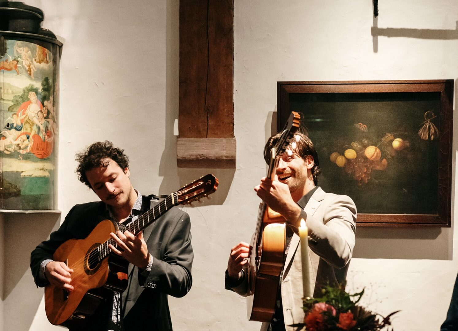 Twee mensen spelen gitaar en zingen tijdens een ontvangst in de ridderzaal.