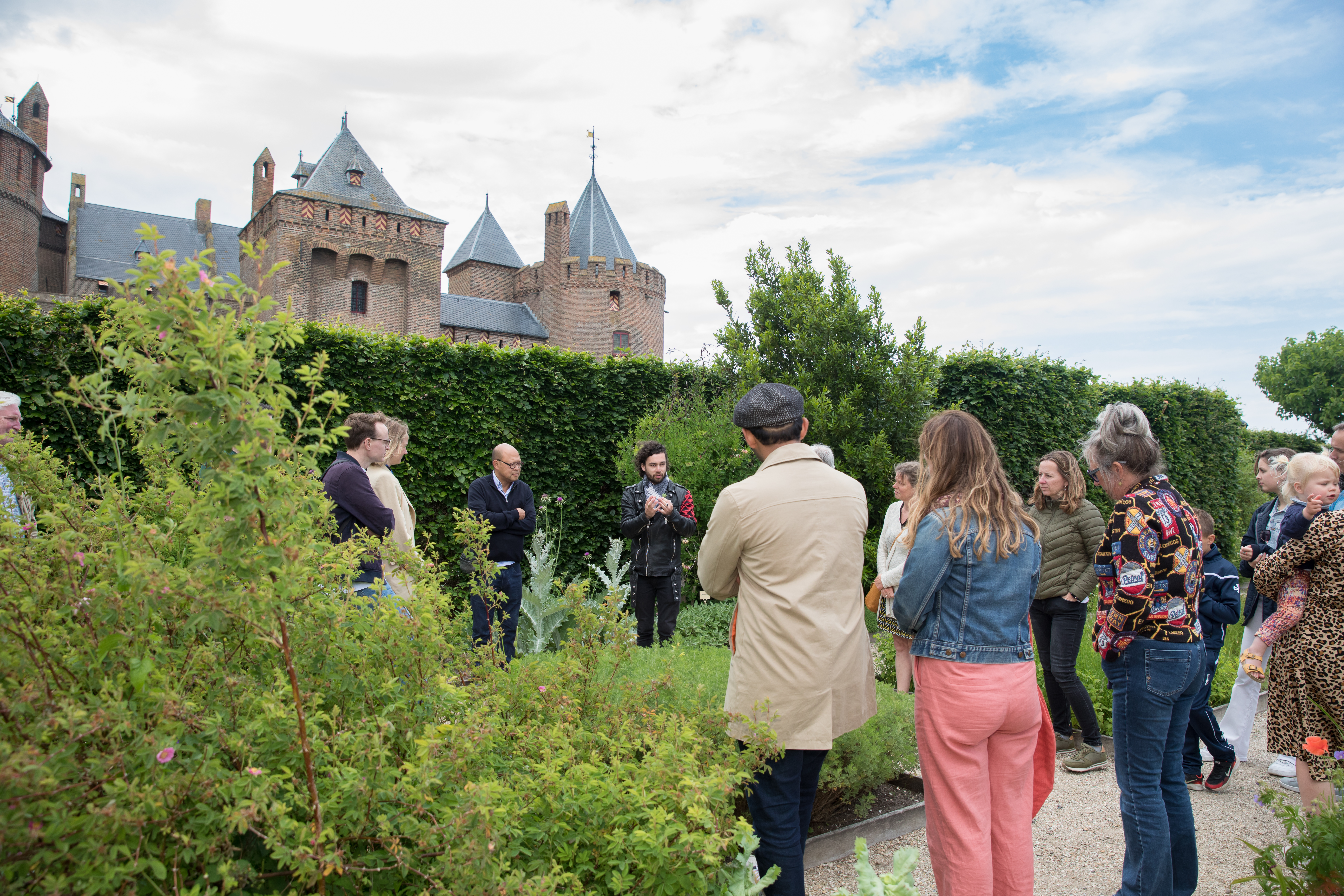 Rondleiding & Tasting mensen die luisteren naar rondleiding
