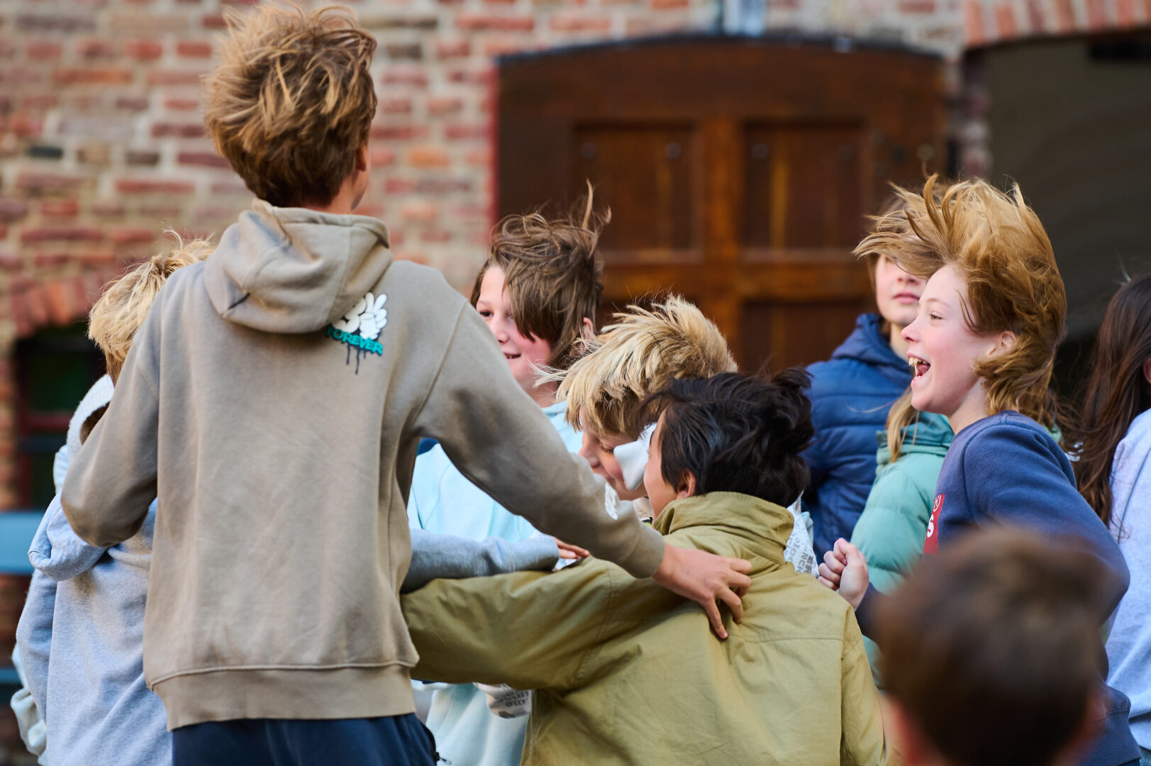 Jongens springen vrolijk op de binnenplaats van het Muiderslot.