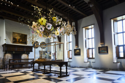 Ridderzaal met lente bloemen decoratie