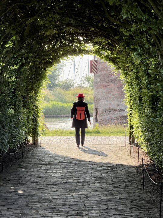 Muiderslot man loopt onder Berceau