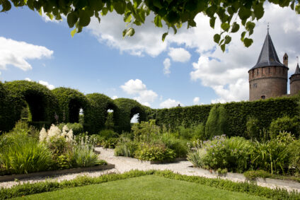 Muiderslot tuin in de zomer, stukje berceau
