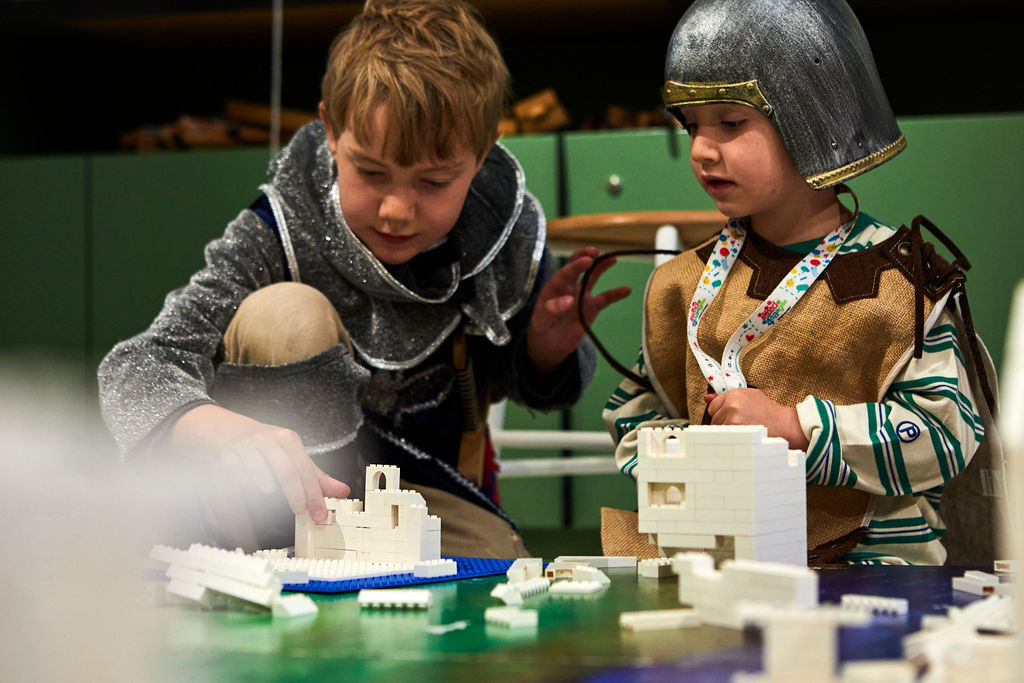 Kinderen maken lego kasteel