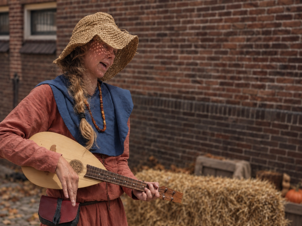 Emma troubadour met gitaar