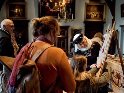 Weefwerk zichtbaar tijdens ambachtenweekend in ridderzaal