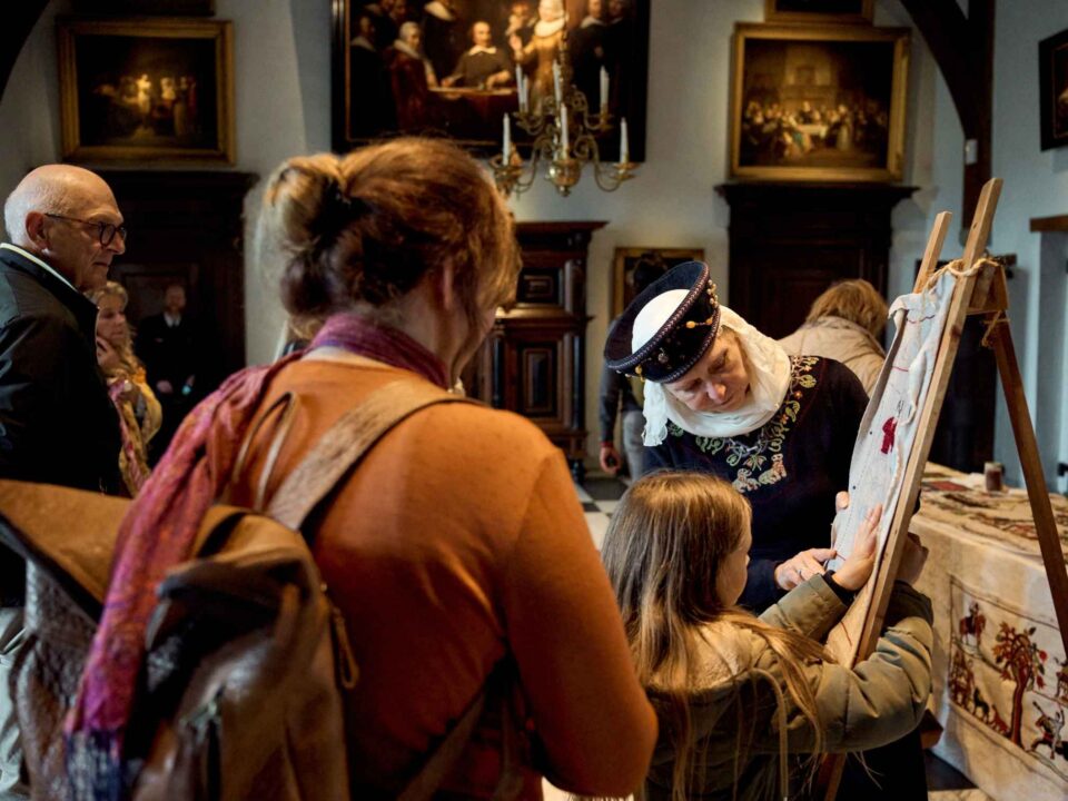 Weefwerk zichtbaar tijdens ambachtenweekend in ridderzaal