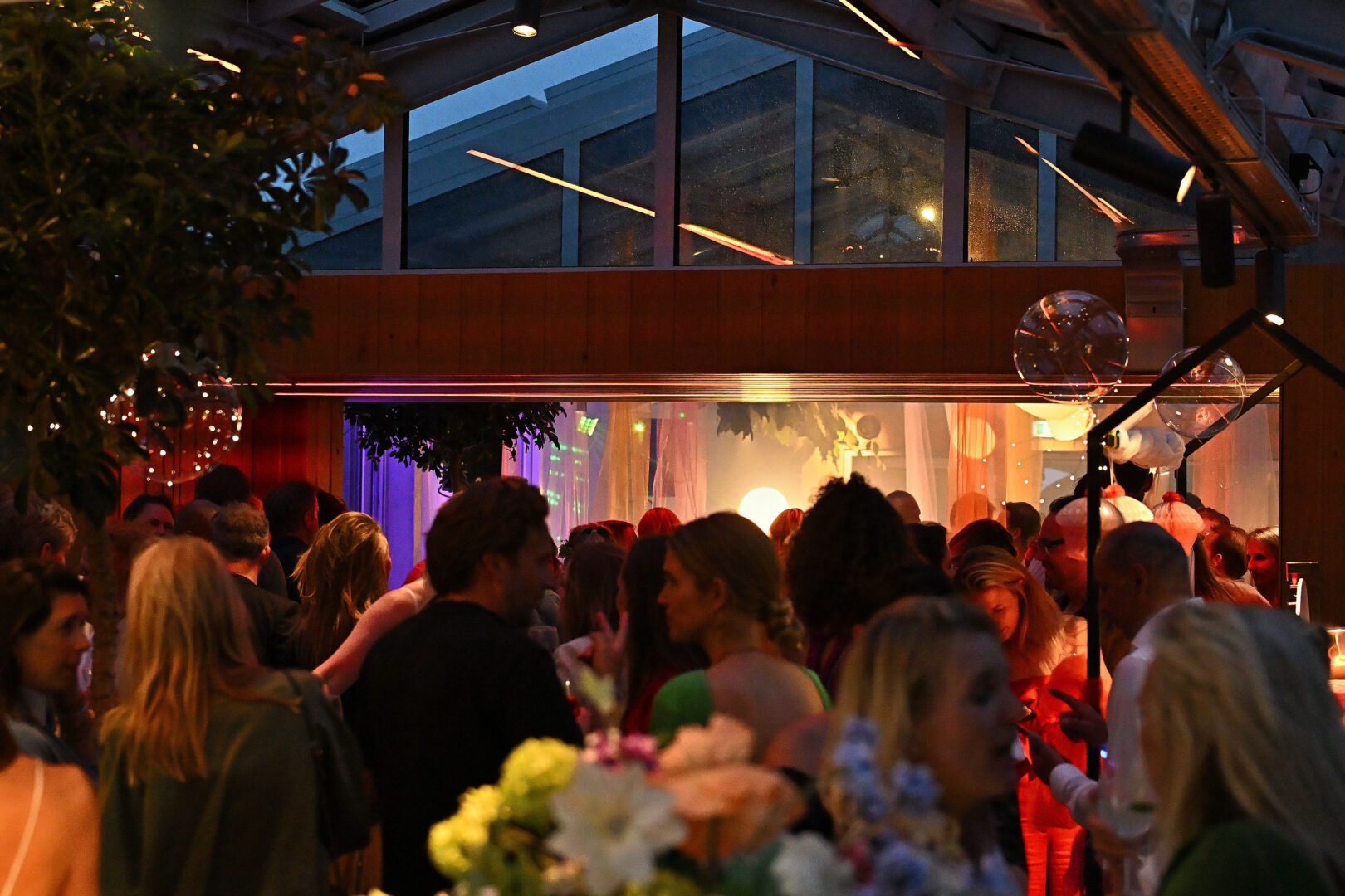 Mensen tijdens feest in Tuinkamer