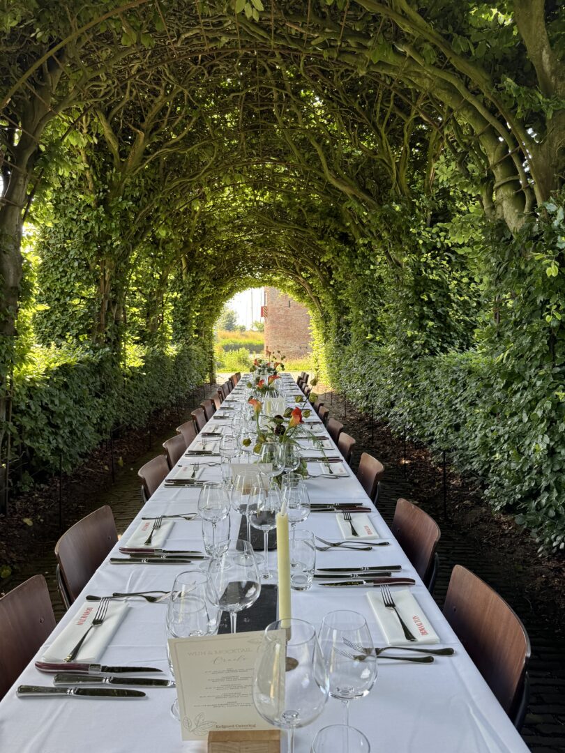 Gedekte tafel van event onder de berceau tussen de tuinen van Muiderslot