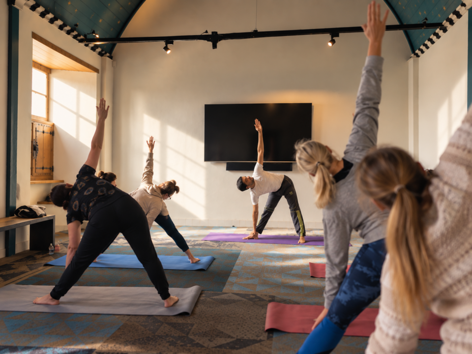 Yoga in de slotkapel. mensen in triangel pose