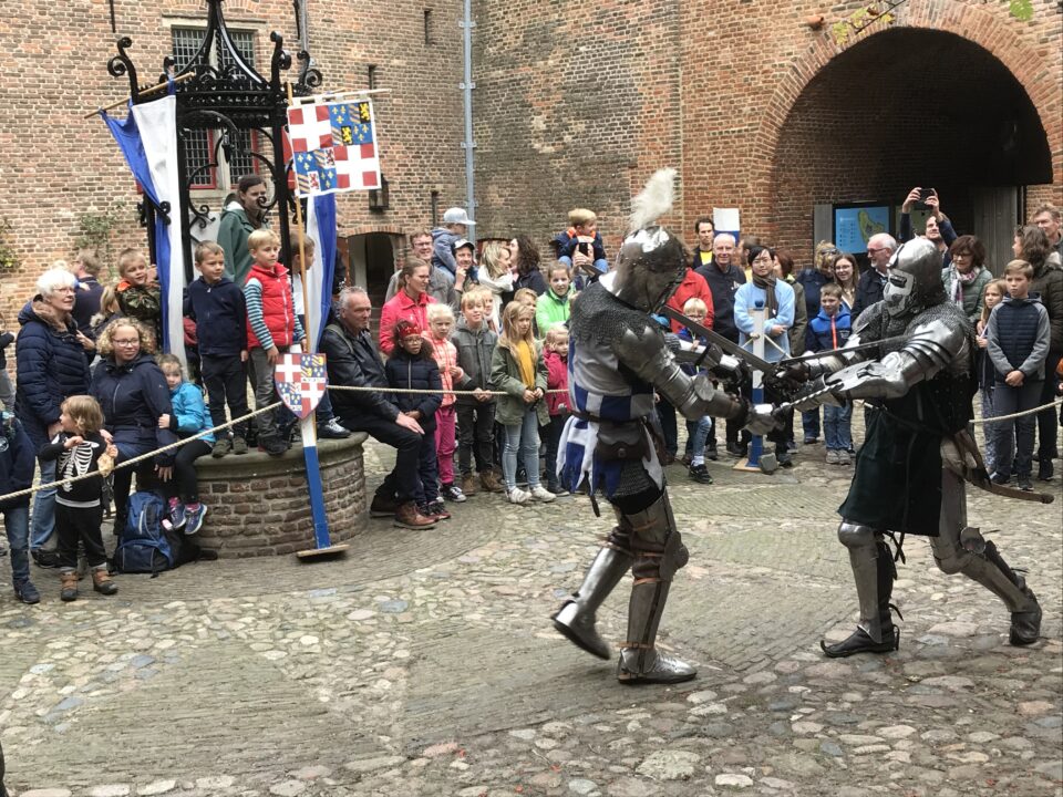 Riddergevecht tijdens ridderweekend op slotplein