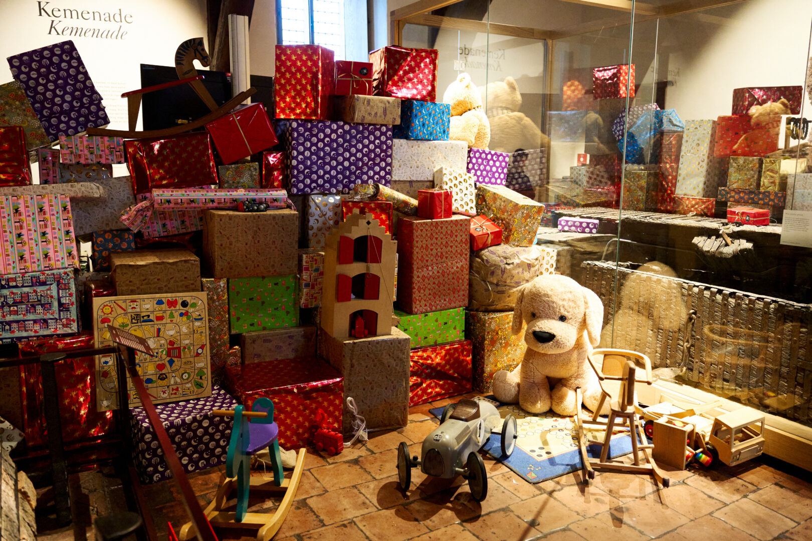 Heel veel Sinterklaaspakjes in de Kemenade