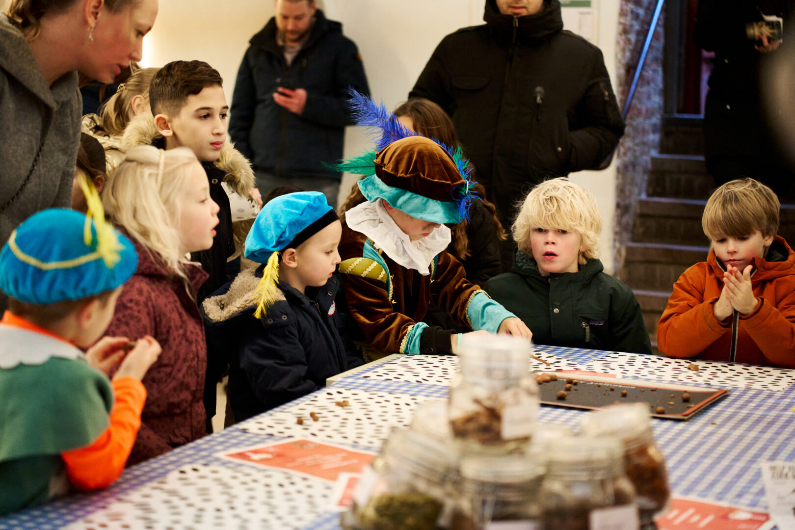 Kinderen maken pepernoten in atelier