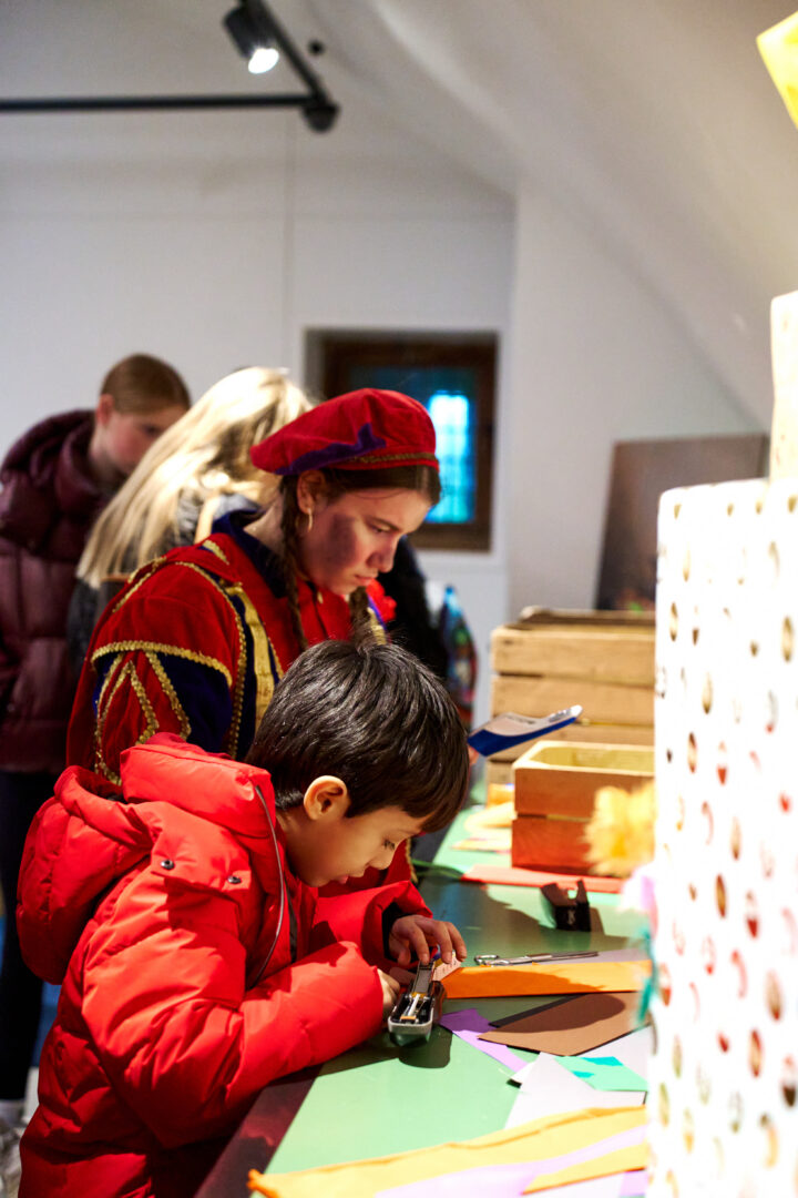 Kind helpt piet met inpakken