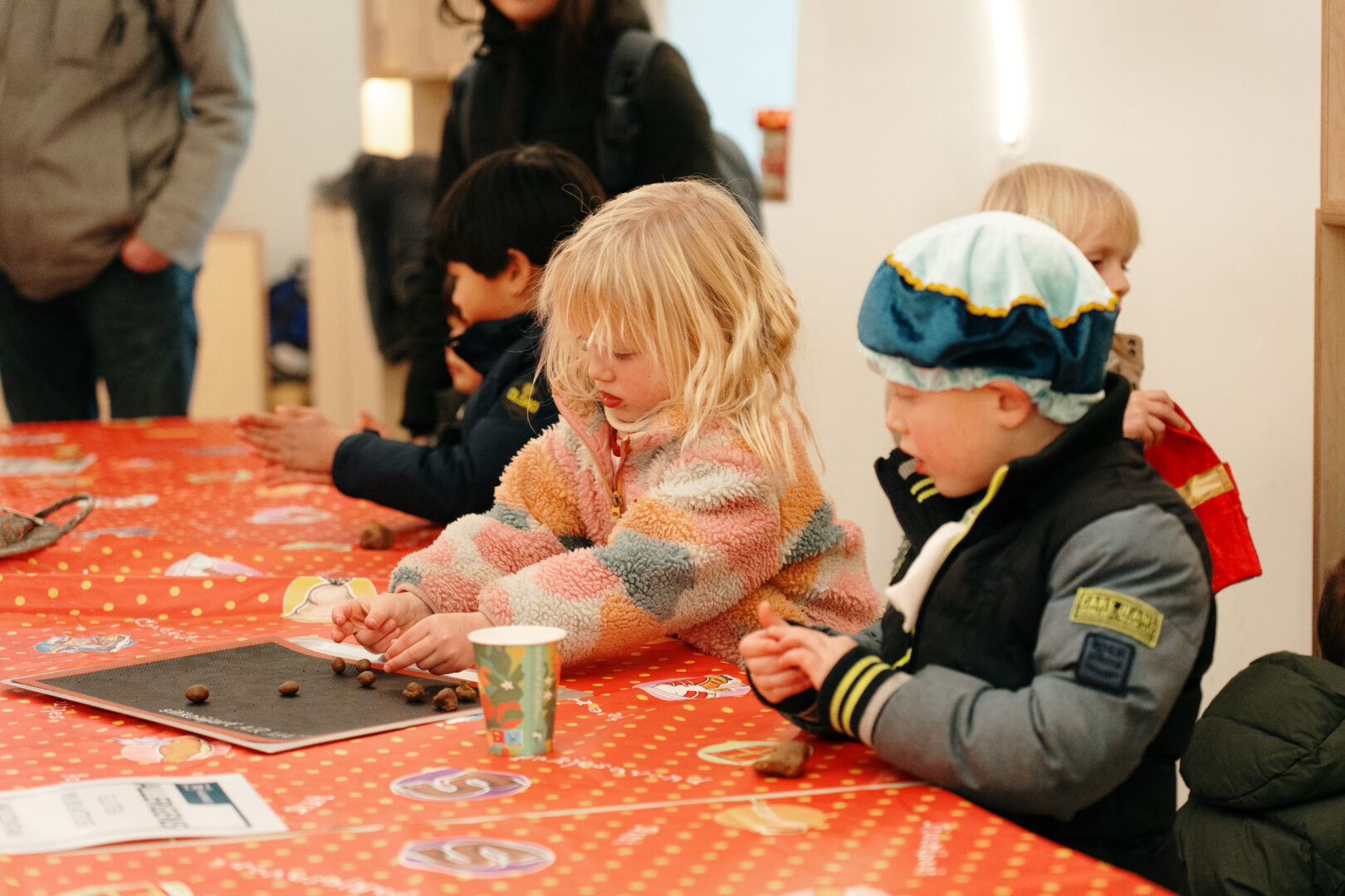 Kinderen in atelier die pepernoten maken