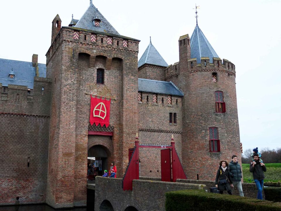 het kasteel van sinterklaas met vlag sinterklaas boven de poort